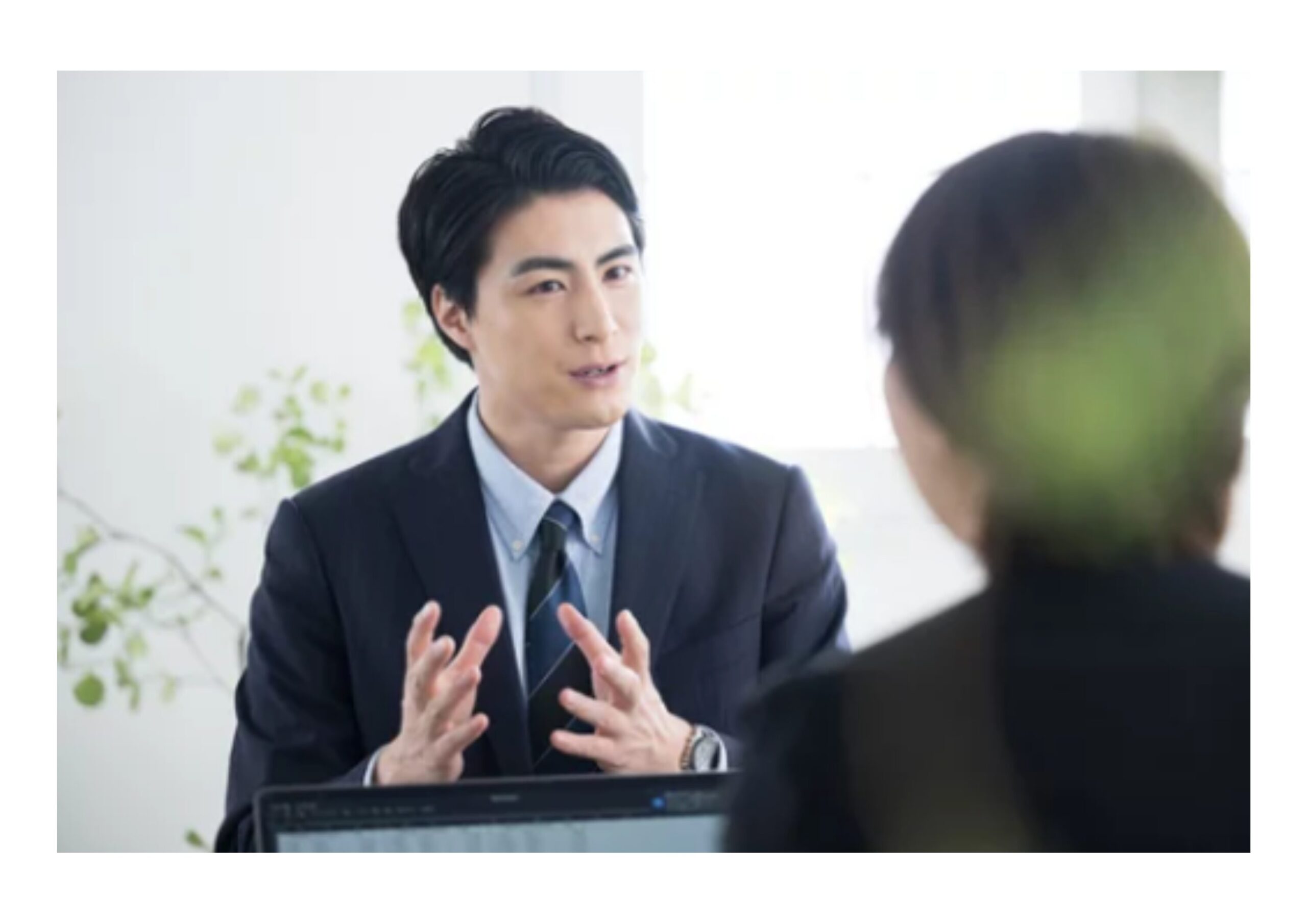 講師と企業の研修担当者と月報や月例会で報告する様子